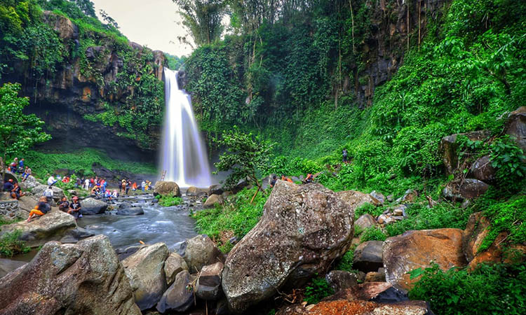 ASRI: Suasana di kawasan Air Terjun Jaran Goyang yang menjadi destinasi wisata asri. Air terjun ini sarat akan sejarah kerajaan Majapahit.