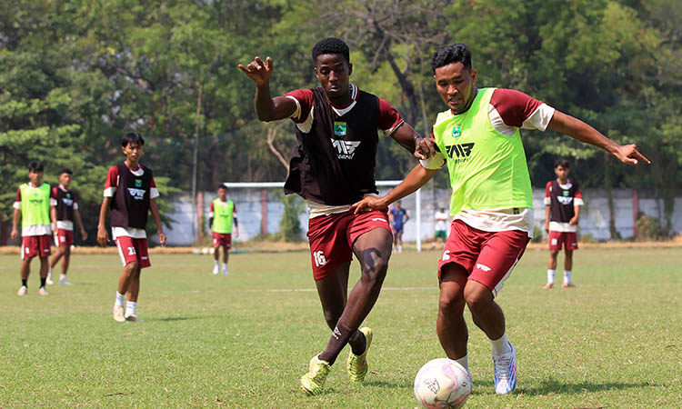 MASIH DISELEKSI: Tasser (kiri) striker naturalisasi asal Afrika dan M Sulton, pemain belakang Persekabpas. Saat ini beberapa pemain sudah mengikat kontrak dan sebag