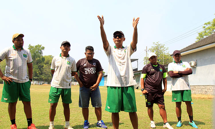 JURU TAKTIK: Masdra Nurriza dan jajaran pelatih Persekabpas saat memantau pemain berlatih di Lapangan Wonokoyo, Beji, Jumat (3/10) pagi.