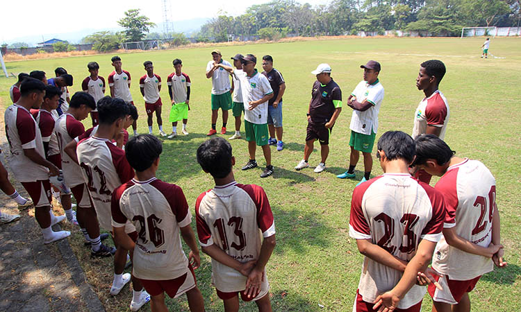 BERI INSTRUKSI: Pemain Persekabpas mendengar arahan pelatih seusai berlatih di Lapangan Wonokoyo, Beji, Jumat (3/10) pagi.