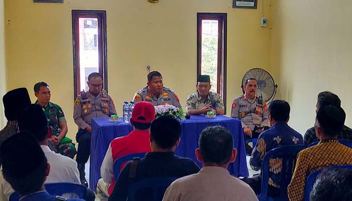Kapolres Pasuruan AKBP Jazuli Dani Iriawan saat mengumpulkan para kades di Kecamatan Pasrepan.