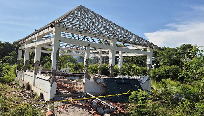 MASIH DIDALAMI: Pembongkaran cungkup makam di Desa Winongan Kidul, Winongan, Kabupaten Pasuruan.