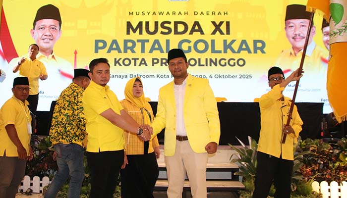 Fernanda Zulkarnaen (tengah, pakai peci) mendapat ucapan selamat usai terpilih aklamasi. (Arif Mashudi/ Radar Bromo)