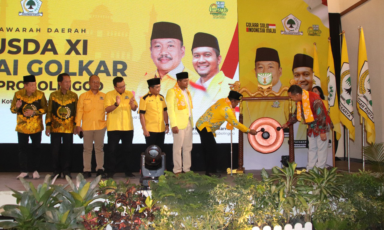 TABUH GONG: Ketua DPD Partai Golkar Provinsi Jawa Timur H. Ali Mufti, S.Ag., M.Si. bersama jajaran pengurus DPD Partai Golkar Provinsi Jawa Timur dan Fernanda, menabuh gong sebagai tanda dibukanya