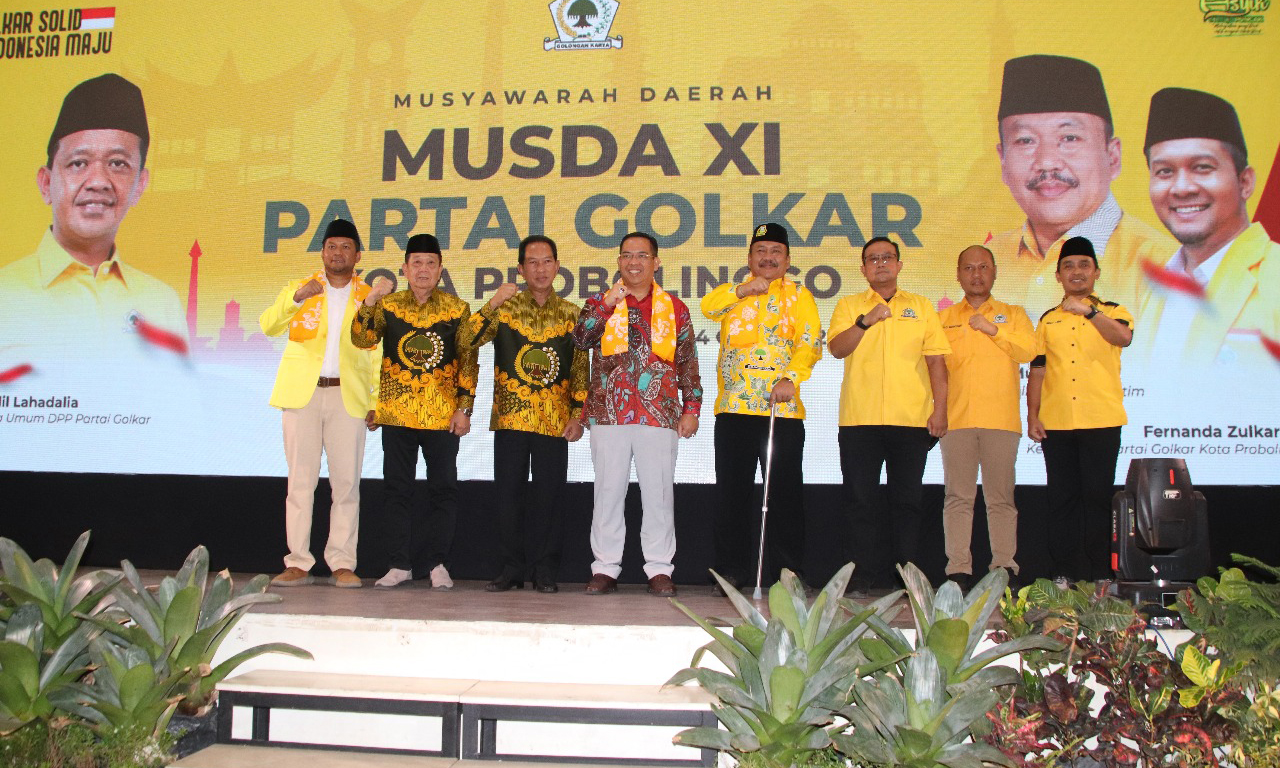 SINERGI: Foto bersama usai seremonial Pembukaan Musda XI DPD Partai Golkar Kota Probolinggo di Ballroom Kanaya, Jalan Dr. Soetomo, Kota Probolinggo, Sabtu (5/10) sore.