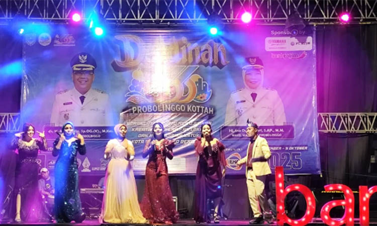 MENGHIBUR: Selain melibatkan pelajar, salah satu kelompok seni, Hasyim Musik juga mendapat kesempatan yang sama untuk tampil dalam rangkaian peringatan Hari Jadi ke-666 Kota Probolingo.