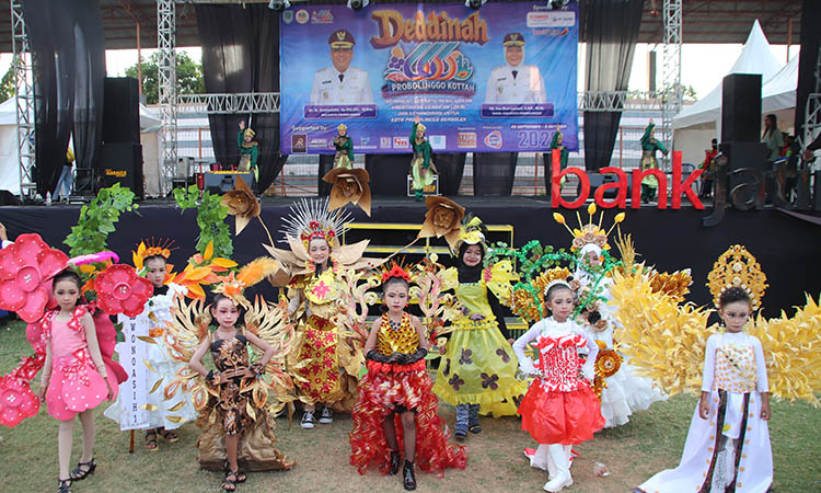 TARI DAN FASHION : Beginilah saat peserta didik tingkat SD/MI saat fashion daur ulang, Kamis (2/10).