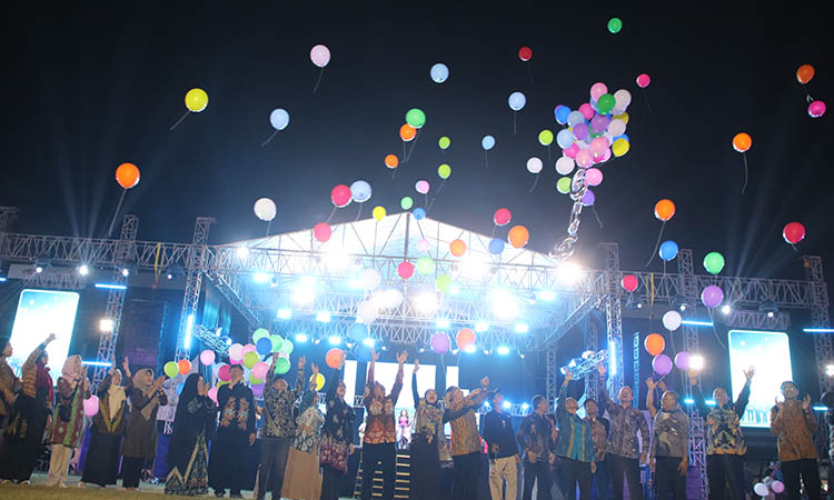 LEPAS BALON: Penutupan rangkaian hari Jadi ke-666 Kota Probolinggo di Stadion Bayuangga ditandai dengan pelepasan balon oleh Wali Kota Probolinggo dr. Aminuddin dan jajaran, Sabtu (4/10)