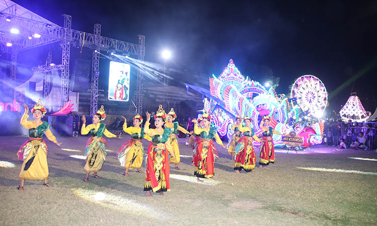SENI BUDAYA: Kolaborasi seni tari dengan 2 kesenian duk-duk dari Lare Kebonsari dan Gir Sereng menjadi daya tarik penonton pada Sabtu malam (4/10).