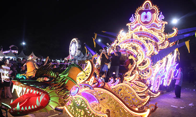 SENI BUDAYA: Kolaborasi seni tari dengan 2 kesenian duk-duk dari Lare Kebonsari dan Gir Sereng menjadi daya tarik penonton pada Sabtu malam (4/10).