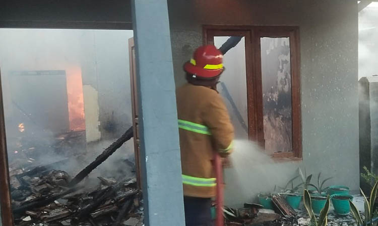 SIRAM: Personel damkar memadamkan api yang membakar rumah warga Desa Talkandang.
