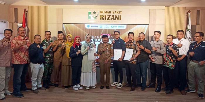 KOMPAK: Tim RS Rizani, PT Paiton Energy-POMI, PT Jawa Power, dan undangan berfoto bersama.