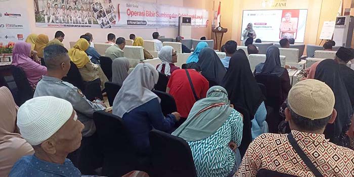 BAKSOS: Sebelum menggelar operasi katarak, RS Rizani menggelar acara seremonial di Aula Ibnu Sina, Selasa (7/10).