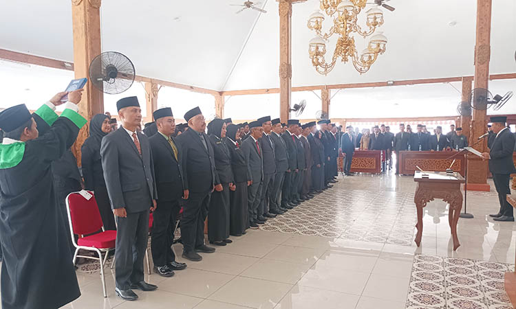 DI BAWAH SUMPAH: Prosesi pelantikan eselon III dan IV dilakukan oleh bupati Probilinggo Mohammad Haris, di Pendapa Ngestiwibawa, Senin (6/10).