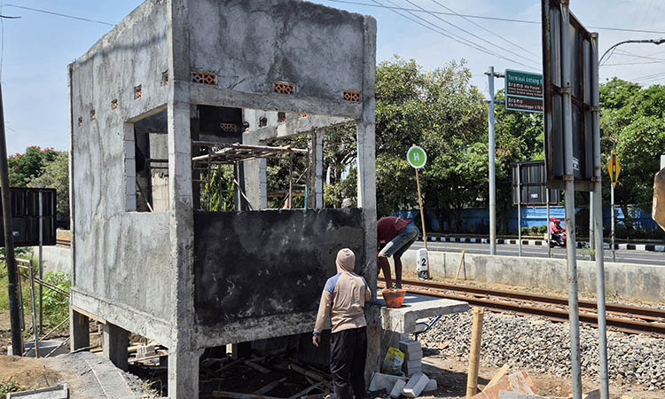 DIBANGUN: Pekerja tengah menyelesaikan pembangunan dua pos perlintasan sebidang di Blandongan, Kota Pasuruan. Pembangunan pos perlintasan itu, ditujukan untuk meningkatkan keselamatan.