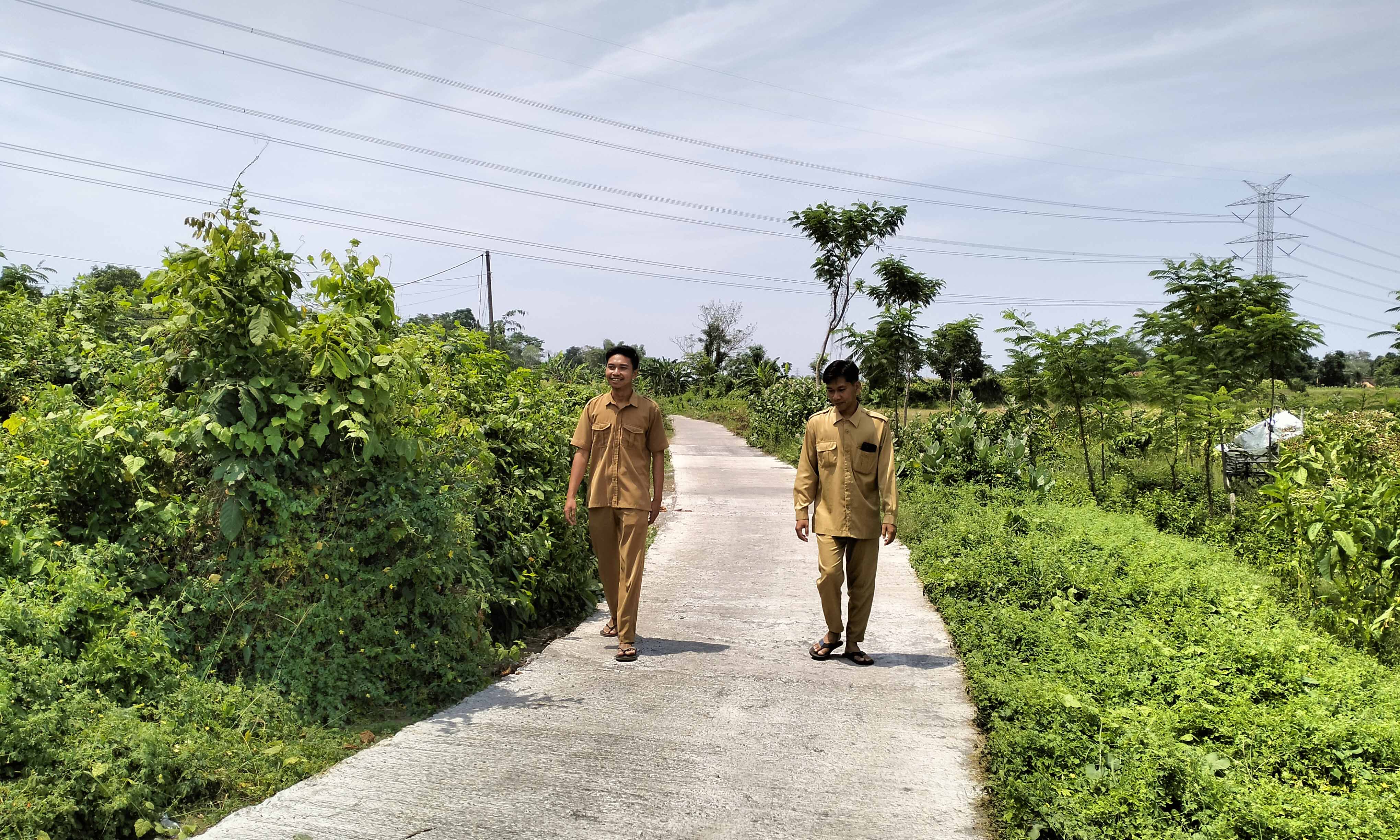 KOKOH: Kaur Perencanaan Samsul Arifin (kanan) dan Kepala Dusun Randu Ubaidillah mengecek hasil pembangunan jalan rabat beton di RT 6/RW 3, Dusun Krajan.
