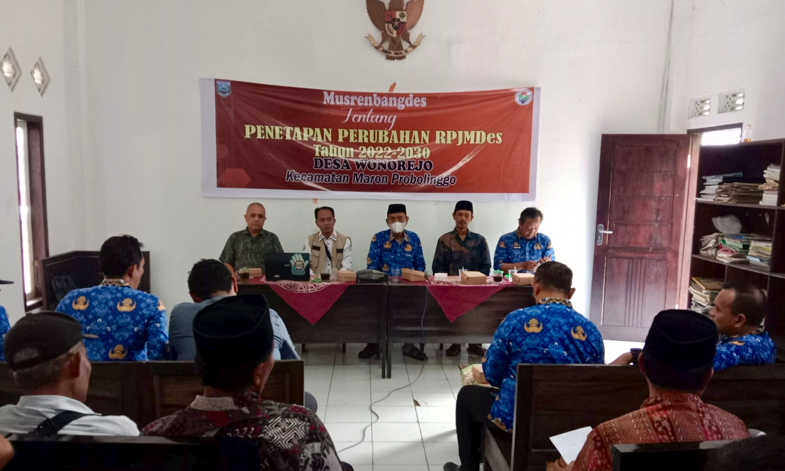 MUSYAWARAH: Kepala Desa Wonorejo Muhammad Hasin (tengah) saat Musrenbangdes di Kantor Desa beberapa waktu lalu.