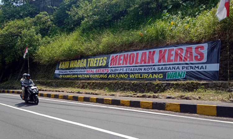 PROTES: Salah satu banner protes atas rencana pembangunan real estate di kaki gunung Arjuno-Welirang. Mereka khawatir, dampak yang akan ditimbulkan.