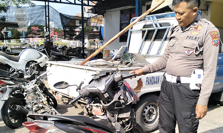 RINGSEK: Motor korban yang diamankan petugas. Akibat kecelakaan itu, korban meninggal dunia di lokasi kejadian.