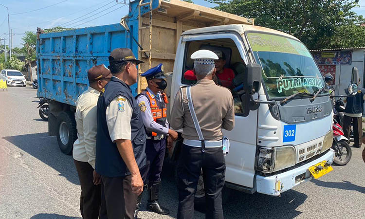 RAZIA: Petugas gabungan saat memeriksa PKB salah satu pengendara truk yang melintas di Arteri Gempol.
