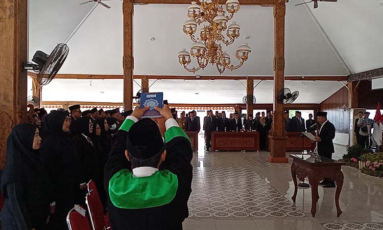 SUMPAH JABATAN: Bupati Probolinggo dr. Muhammad Haris mengambil sumpah/janji jabatan pejabat di pendopo Prasaja Ngesti Wibawa.