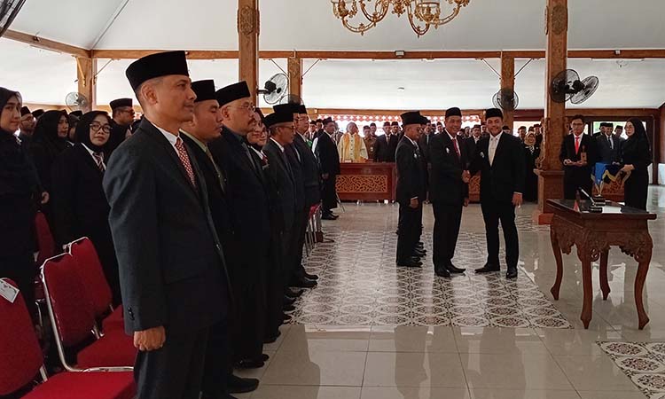 SELAMAT: Bupati Probolinggo dr. Muhammad Haris memberikan ucapan selamat kepada pejabat yang baru dilantik.