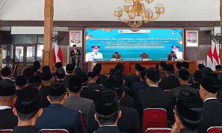 ARAHAN: Bupati Probolinggo dr. Muhammad Haris memberikan arahan Pentingnya Integritas dan Kolaborasi kepada pejabat yang sudah dilantik.