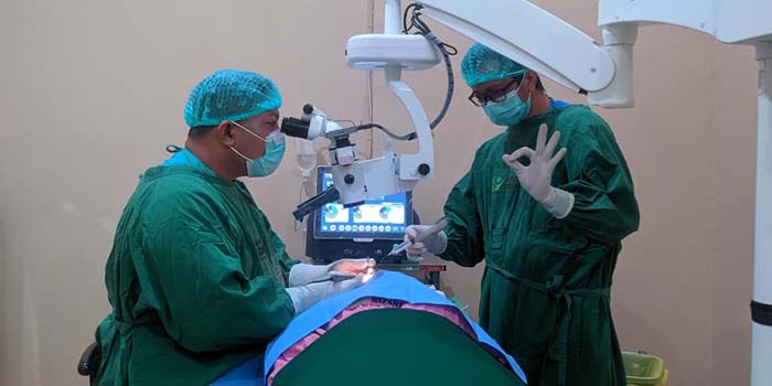 OPERASI : Salah satu pasien Baksos Pekan Peduli Katarak sedang mengikuti operasi mata katarak di RS Rizani, Selasa (10/7).