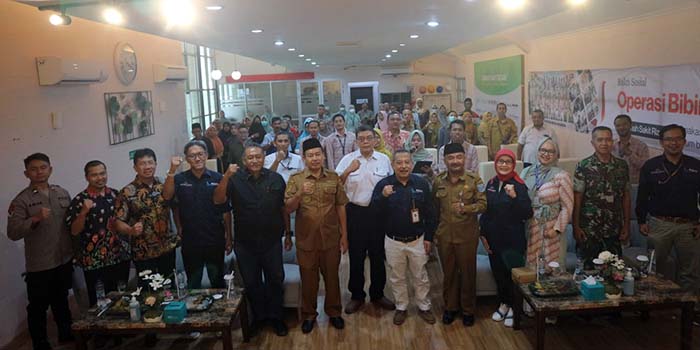 SINERGI : Pihak RS Rizani, PT Paiton Energy - POMI dan PT Jawa Power berfoto bersama para pasien peserta Baksos Pekan Peduli Katarak