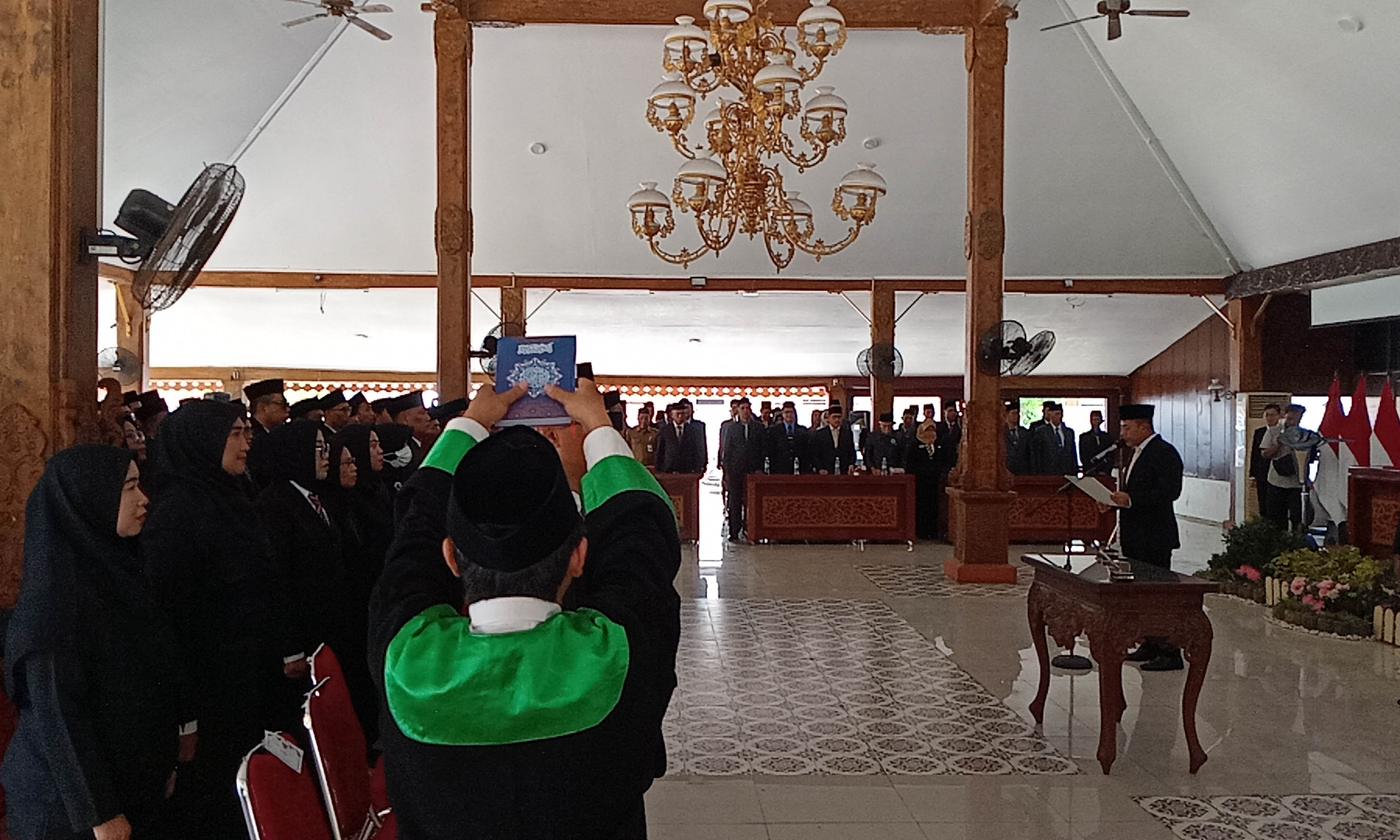 SUMPAH JABATAN: Bupati Probolinggo dr. Muhammad Haris mengambil sumpah/janji jabatan pejabat di Pendopo Prasaja Ngesti Wibawa.