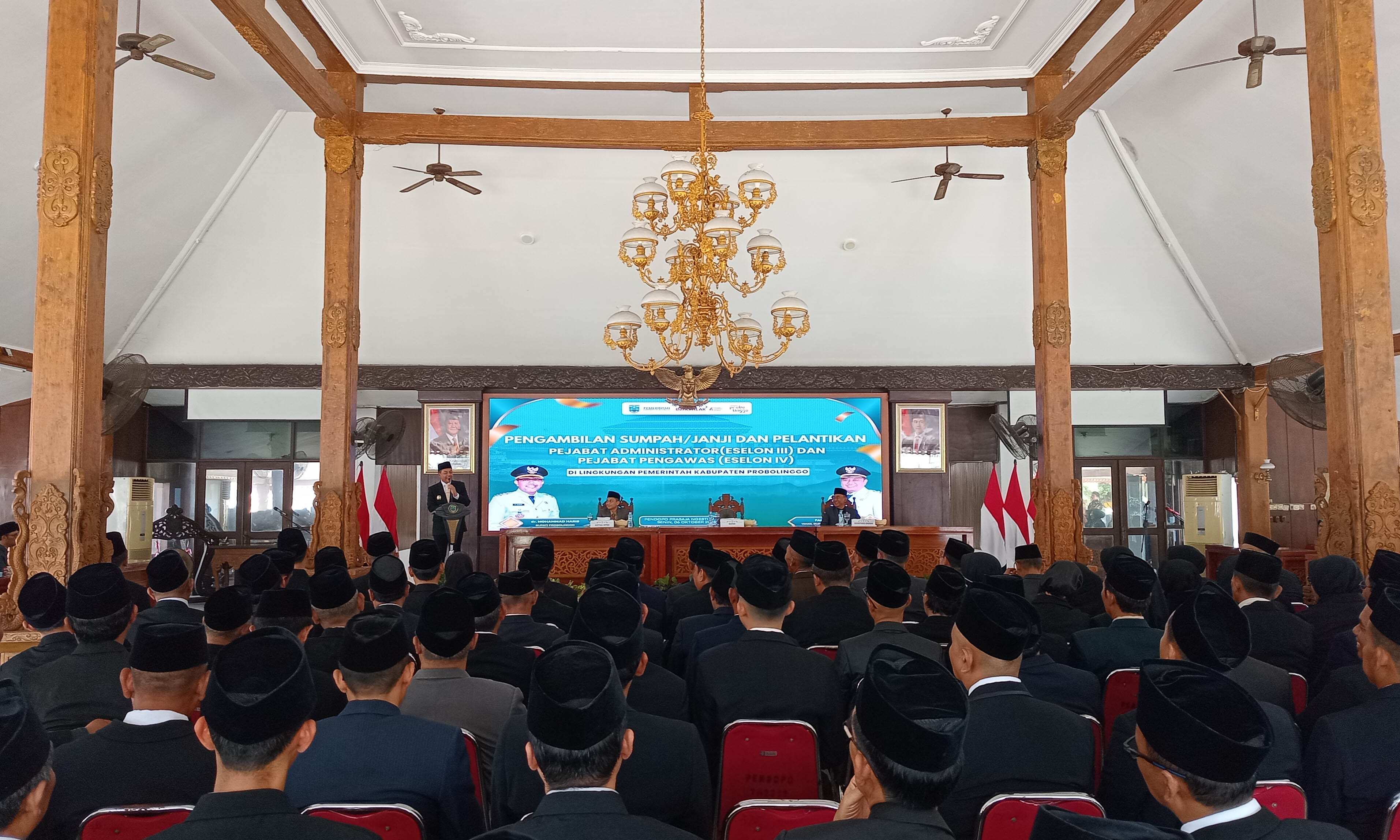 ARAHAN: Bupati Probolinggo dr. Muhammad Haris memberikan arahan kepada pejabat yang sudah dilantik. Ia menekankan pentingnya integritas dan kolaborasi.