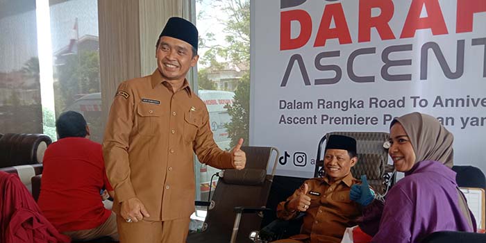 1.	PERTMA KALI: Wakil Walikota Pasuruan, M. Nawawi saat mendonorkan darahnya pertama kali di acara donor darah Ascent pada Selasa (7/10). Wali Kota Adi Wibowo nampak memberi dukungan.