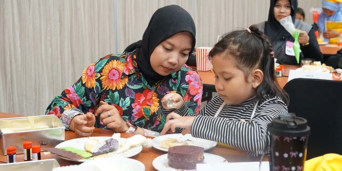 BOUNDING: Keseruan peserta saat sedang mengikuti baking class. Meningkatkan bonbding Ibu dan anak dalam membuat bento cake.