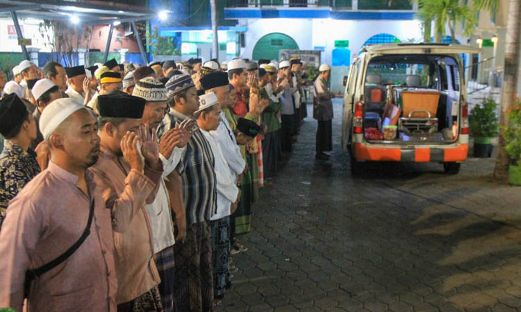 SEBELUM DIMAKAMKAN: Warga Kelurahan Krapyakrejo menyalatkan jenazah Muhammad Syakur, setelah tiba Selasa (7/10) malam.