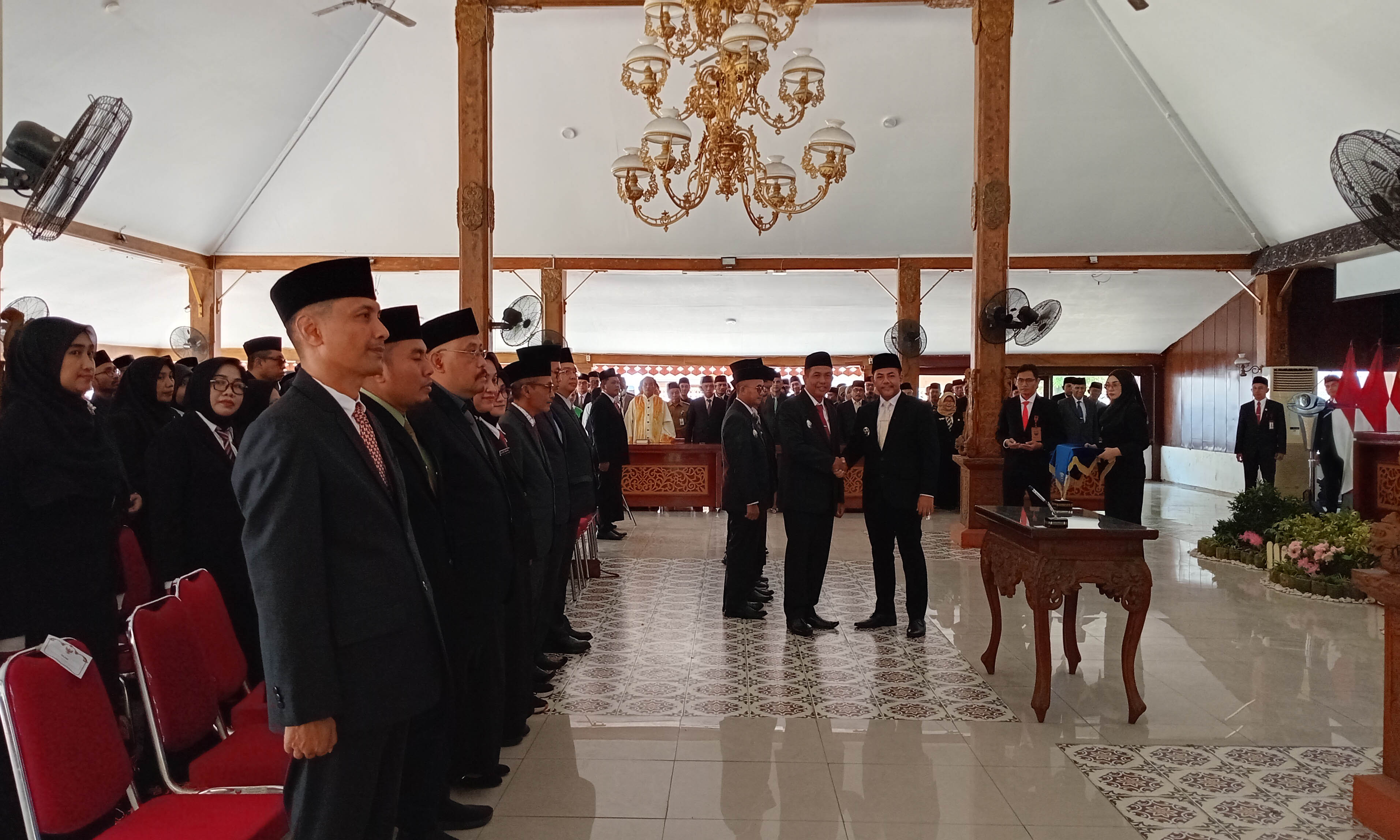 SELAMAT: Bupati Probolinggo dr. Muhammad Haris memberikan ucapan selamat kepada pejabat yang baru dilantik.
