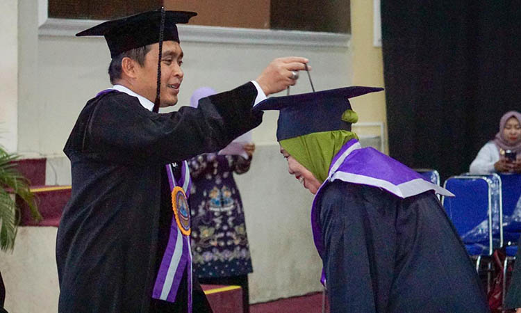 WISUDA: Momen Wali Kota Pasuruan, H. Adi Wibowo, S.T.P., M.Si saat sedang mewisuda lansia tangguh.