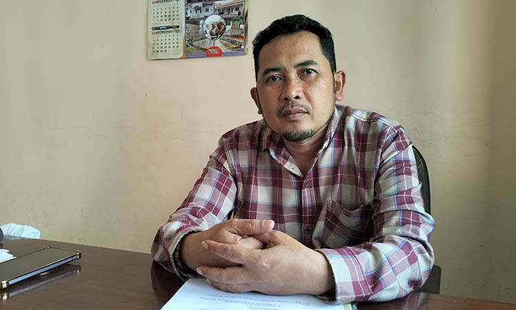 MENGABDI: Kepala Desa Sumberdawe Taufik saat ditemui di Kantor Desa.