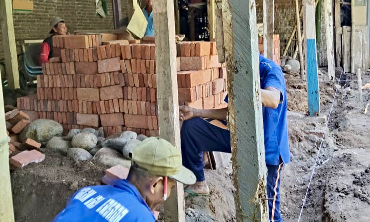 DIBENAHI: Beberapa pekerja sedang membangun sebuah RTLH di Dusun Krajan 2. Pembangunan RLTH menjadi program berkelanjutan pemerintah desa.