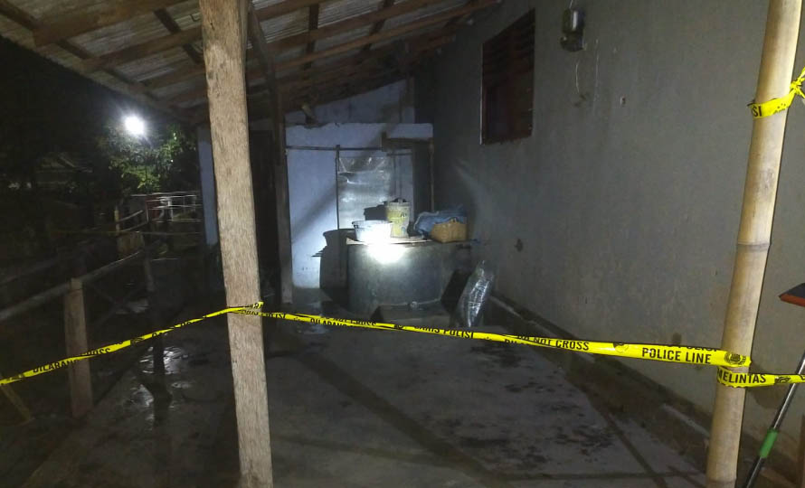 POLICE LINE: Sumur tempat NG dibuang oleh sang cucu setelah dibunuh.