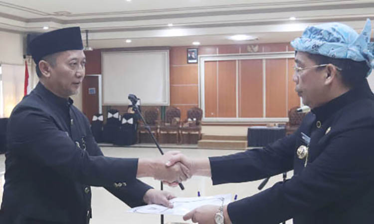 DILANTIK: Rey Suwigtyo resmi dilantik sebagai Pj Sekda Kota Probolinggo, Senin (1/9). (Fahreza Nuraga/Jawa Pos Radar Bromo)