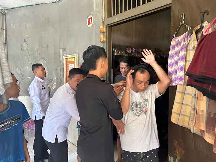 GELEDAH: Petugas Lapas Kelas IIB Probolinggo menggeledah sejumlah warga binaan Selasa (7/10).