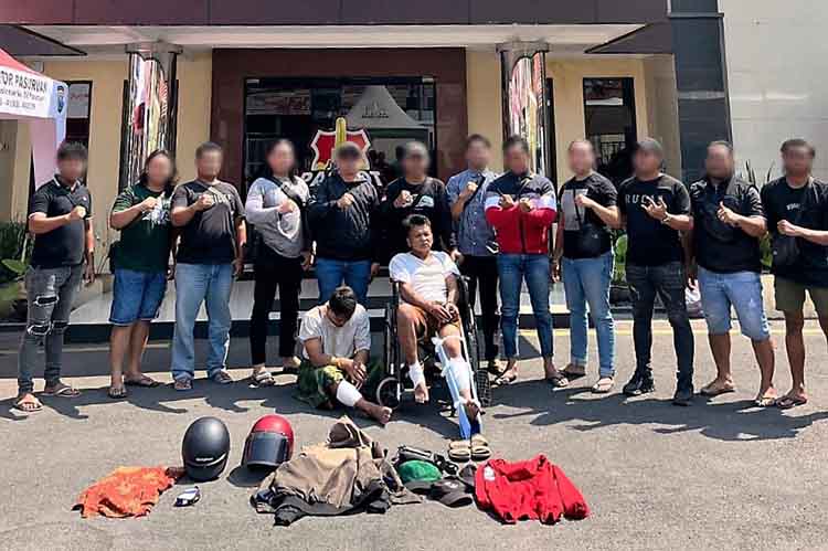 RESEDIVIS: Tersangka Masaded (duduk di kursi roda) dan Mashuda, ketika dibekuk Polres Pasuruan Kota, setelah mencuri motor dari 9 TKP di Kota Pasuruan.