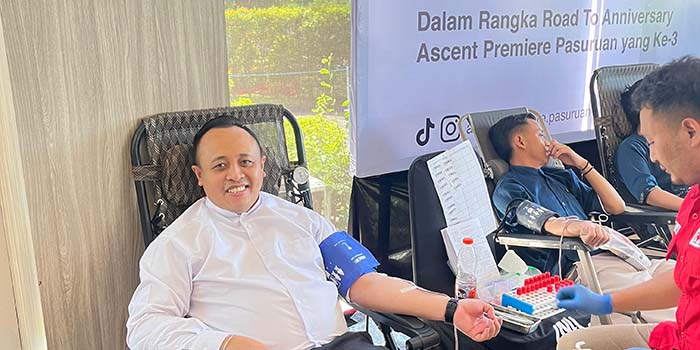 TURUT SERTA: General Manager Ascent Premiere Pasuruan, Aldi Risanto turut serta melakukan donor darah bersama dengan masyarakat Pasuruan.