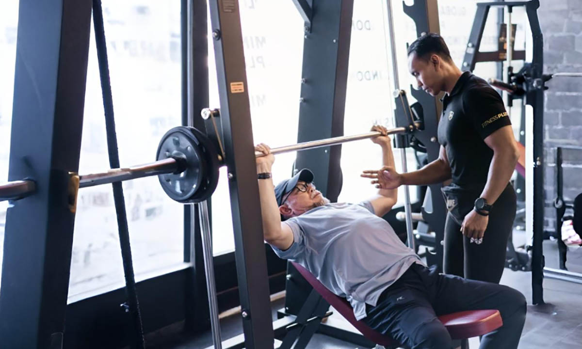 PROFESIONAL: Sertu Ferdian Pramana saat melatih member sebuah gym.
