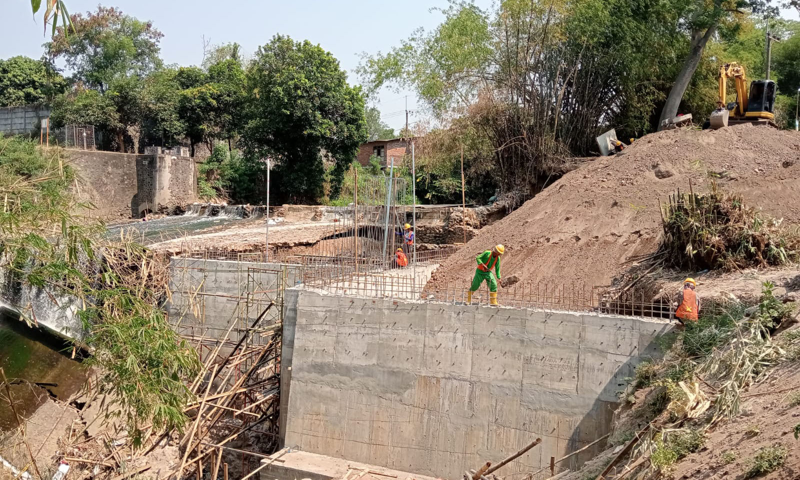 DIGARAP: Pembangunan dam di wilayah Kecamatan Gempol yang tengah diburu waktu. November  2025, sudah harus dituntaskan.