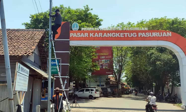 PASANG: Pemasangan jaringan internet di wilayah Kota Pasuruan beberapa waktu lalu. Sejauh ini, tidak ada kenaikan untuk anggaran pemeliharaan jaringan internet di Kota Pasuruan.