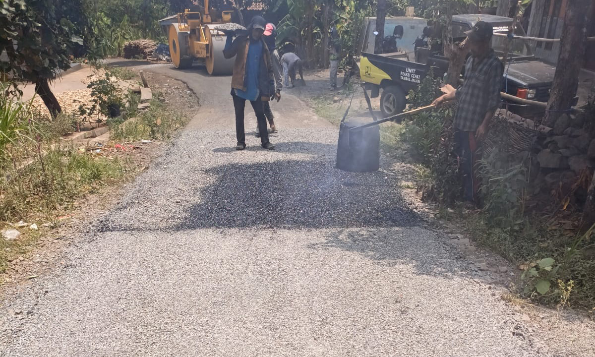 BIAR MULUS: Pembenahan jalan yang dilakukan agar kondisinya mulus.