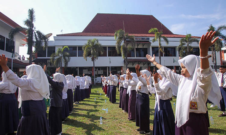 OLAHRAGA: Para siswa Sekolah Rakyat saat mengikuti kegiatan olah raga beberapa waktu lalu. Meski ada yang dinyatakan keluar, namun penggantian langsung dilakukan.