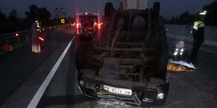 TERBALIK: Kondisi Avanza yang terbalik di tol Paspro Tongas, Probolinggo.