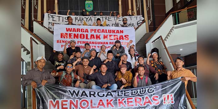 CEGAH DEFORESTASI: Warga perwakilan tiga desa di lereng Gunung Arjuno-Welirang di Prigen Pasuruan saat mendatangi kantor DPRD Kabupaten Pasuruan, (8/10). (M Busthomi/ Radar Bromo)